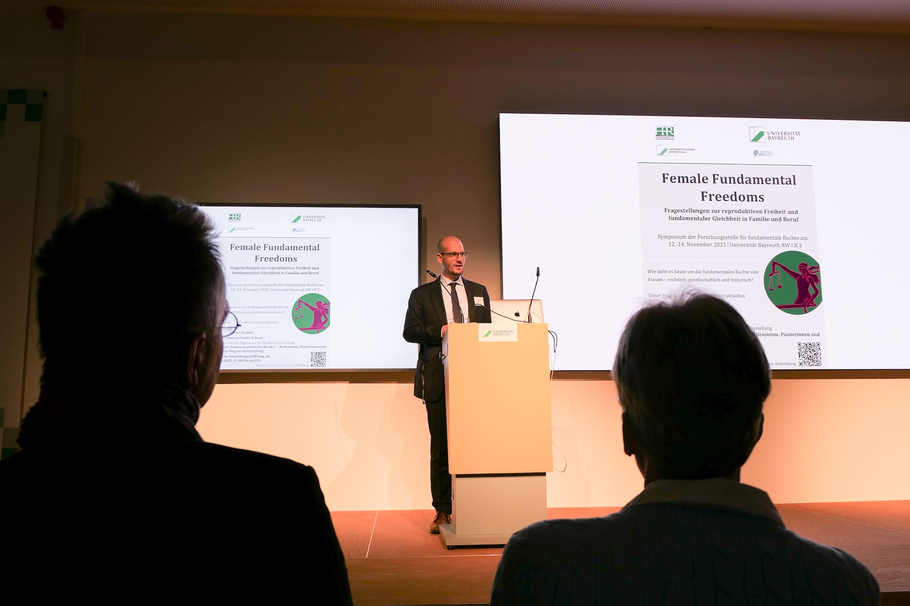 Professor Bäcker eröffnet die Tagung