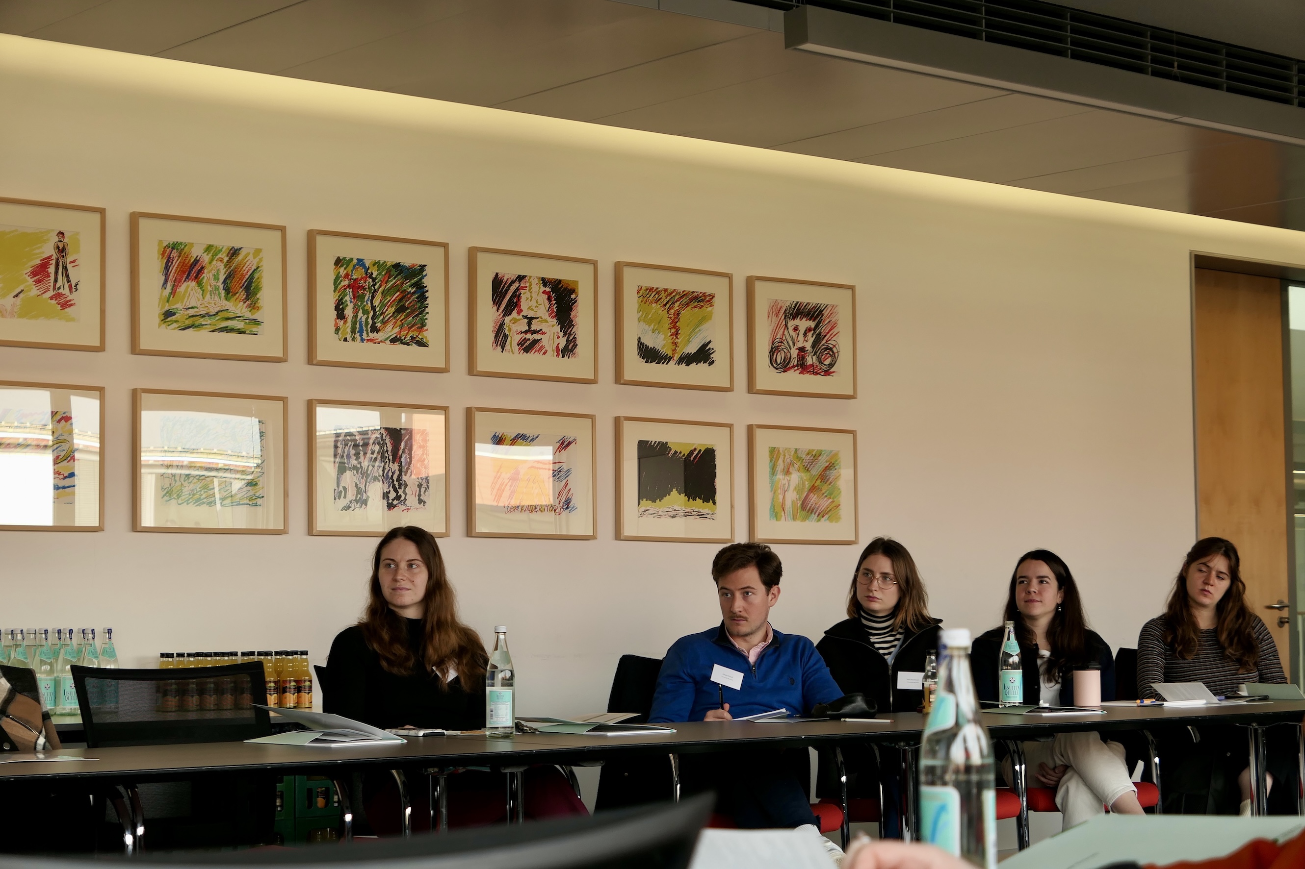 Blick in den Raum mit lauschendem Publikum, 2